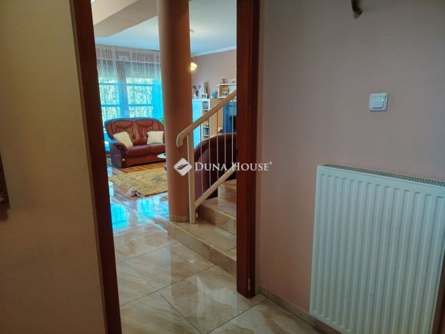 Eladó téglalakás, Székesfehérvárott 108 M Ft, 3 szobás