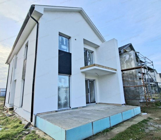 Eladó ikerház, Nyíregyházán 97 M Ft, 4 szobás