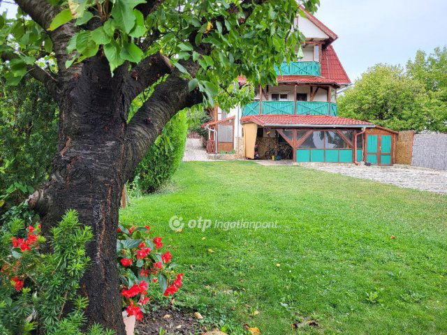Eladó családi ház, Hévízen 275 M Ft, 14 szobás