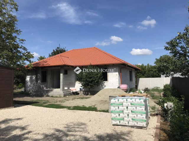 Eladó családi ház, Besnyőn 99.9 M Ft, 3+1 szobás