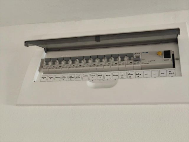 Eladó téglalakás, Komlón 24.99 M Ft, 2+2 szobás