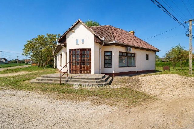 Eladó üzlethelyiség, Szalkszentmártonon 39.9 M Ft