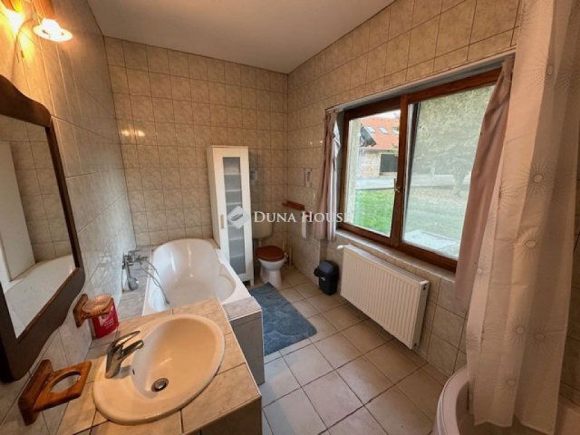 Eladó családi ház, Mezőkomáromban 60 M Ft, 6 szobás