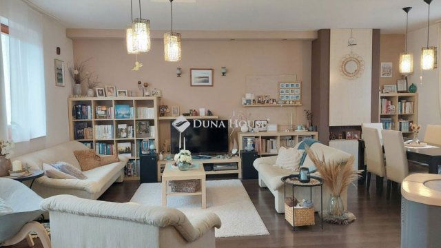 Eladó téglalakás, Győrött 118.5 M Ft, 4 szobás