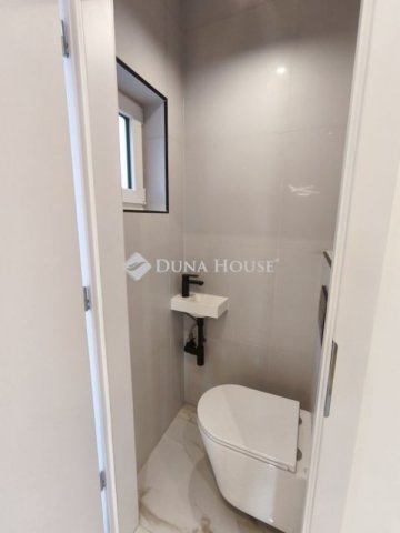 Eladó téglalakás, Pécsett 123 M Ft, 4 szobás