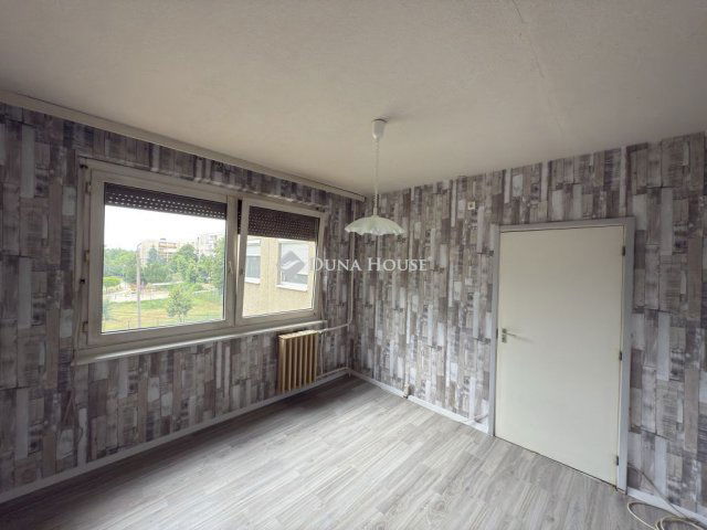 Eladó panellakás, Oroszlányban, Táncsics Mihály úton 24.9 M Ft