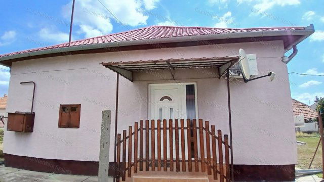 Eladó családi ház, Martfűn 28.5 M Ft, 2 szobás