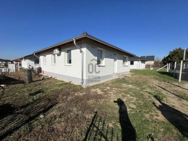 Eladó ikerház, Kakucson 89.9 M Ft, 4 szobás