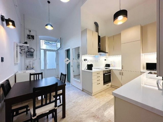 Eladó téglalakás, Budapesten, VI. kerületben 94.9 M Ft, 2 szobás