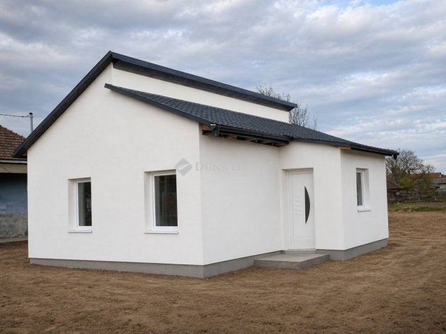 Eladó családi ház, Tápiószentmártonon 39.9 M Ft, 3 szobás