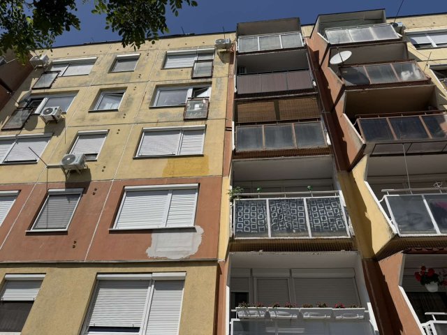 Eladó panellakás, Gyulán 27.99 M Ft, 2 szobás