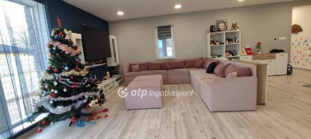 Eladó családi ház, Pápán 180 M Ft, 5+2 szobás