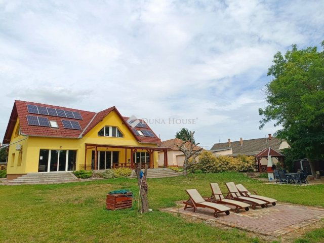 Eladó családi ház, Apostagon 250 M Ft, 8 szobás