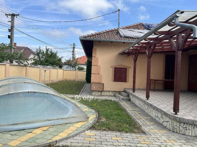 Eladó családi ház, Szekszárdon 117 M Ft, 3 szobás