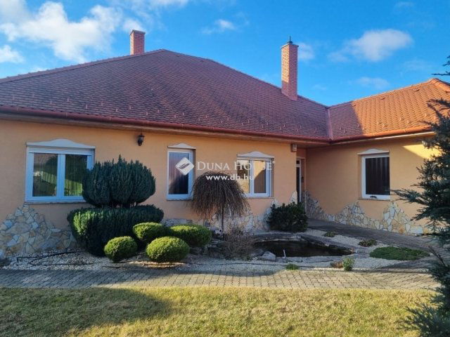 Eladó családi ház, Tatán 145 M Ft, 5 szobás