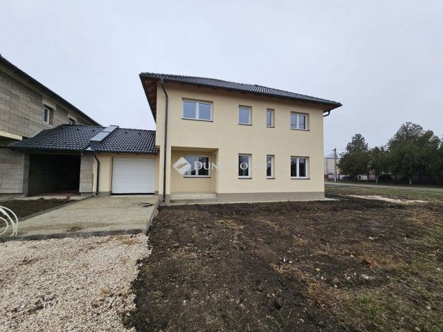 Eladó ikerház, Debrecenben 155 M Ft, 7 szobás