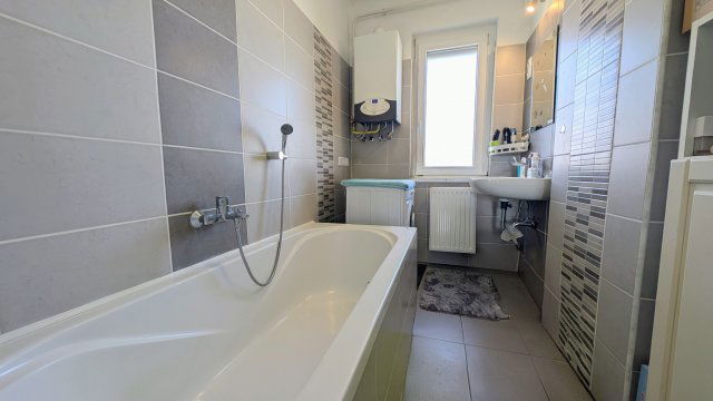 Eladó téglalakás, Kecskeméten 50 M Ft, 3 szobás