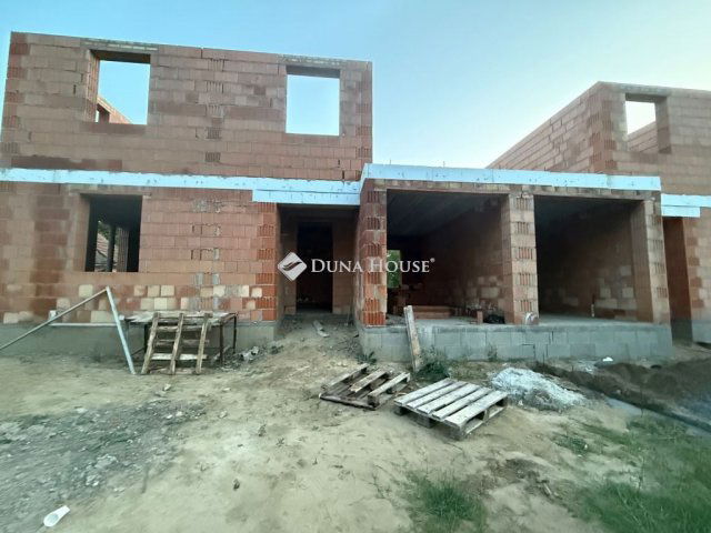 Eladó ikerház, Őrbottyánban 110 M Ft, 5 szobás