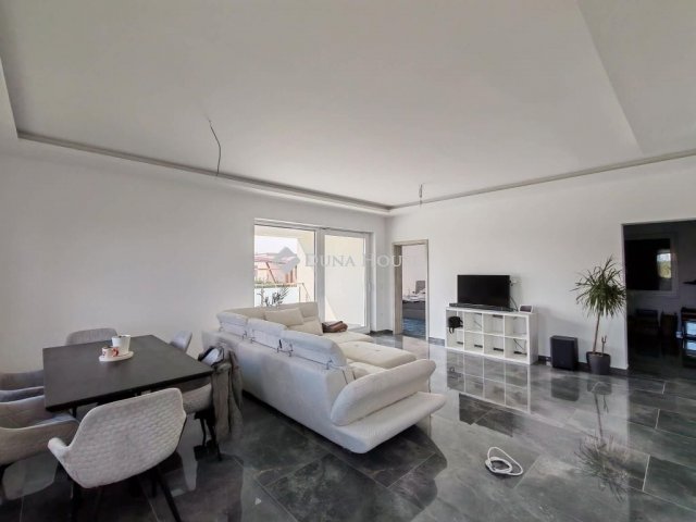 Eladó családi ház, Siófokon 199.9 M Ft, 6 szobás