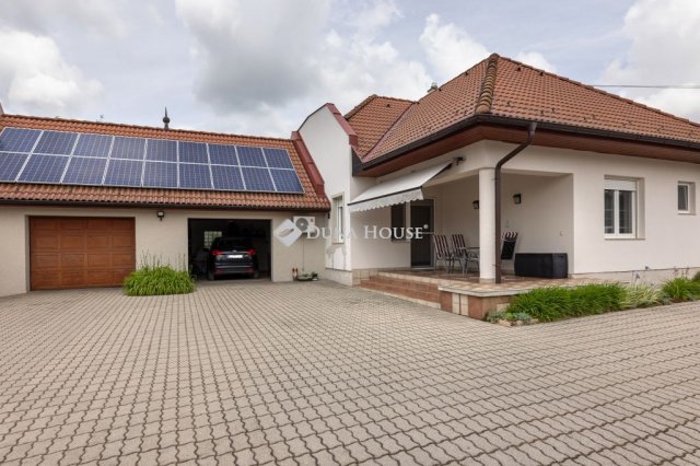 Eladó családi ház, Nagykozáron 225 M Ft, 6+2 szobás