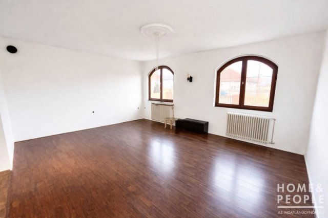 Eladó családi ház, Sándorfalván 109.99 M Ft, 5 szobás