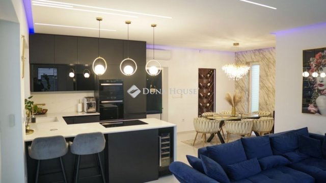 Eladó családi ház, Debrecenben 215 M Ft, 4 szobás