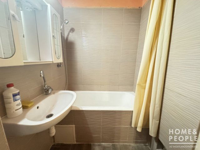 Eladó téglalakás, Szegeden 42 M Ft, 1 szobás