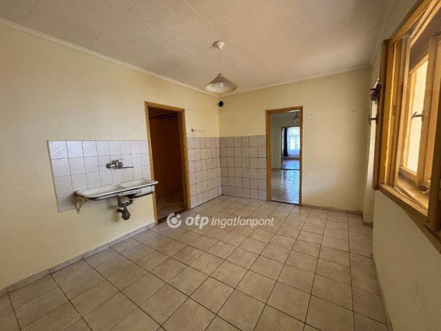 Eladó családi ház, Bakonyságon 20.9 M Ft, 2 szobás