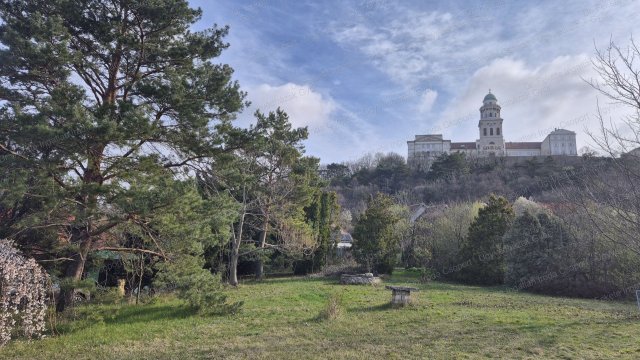 Eladó családi ház, Pannonhalmán 210 M Ft, 8 szobás