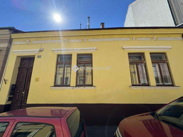 Eladó téglalakás, Pécsett, Mária utcában 75 M Ft, 3 szobás