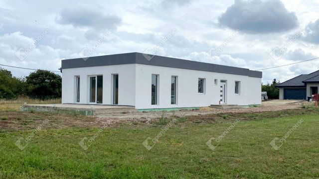 Eladó családi ház, Tiszaújvárosban 89.99 M Ft, 5 szobás