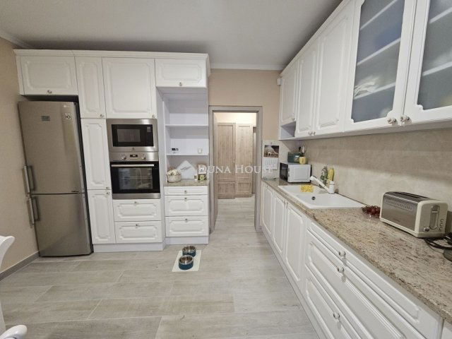 Eladó családi ház, Pécsett 199 M Ft, 5 szobás