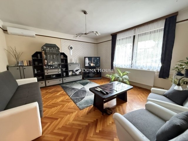 Eladó családi ház, Pécsett 109.9 M Ft, 10 szobás