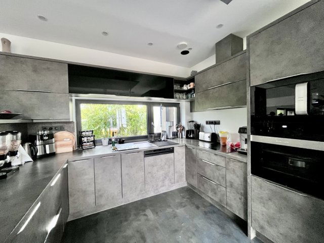 Eladó családi ház, Pécsett 149 M Ft, 5 szobás