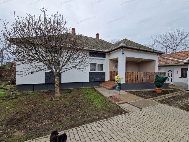 Eladó családi ház, Jászkisérén 31.5 M Ft, 3+1 szobás