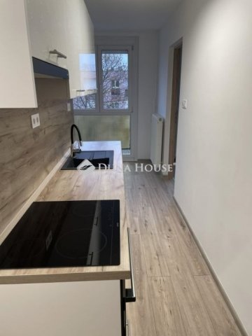 Eladó panellakás, Pécsett 53.9 M Ft, 3 szobás