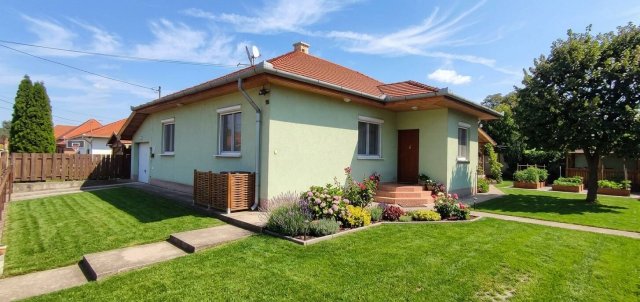 Eladó családi ház, Szigethalmon 98.9 M Ft, 4 szobás