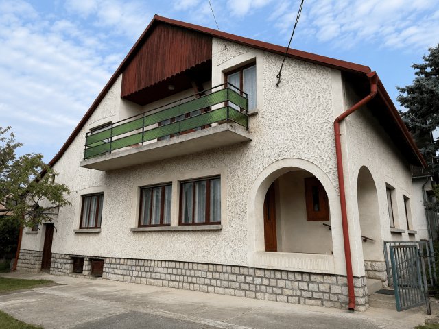 Eladó családi ház, Balatonfüreden 134.9 M Ft, 7 szobás