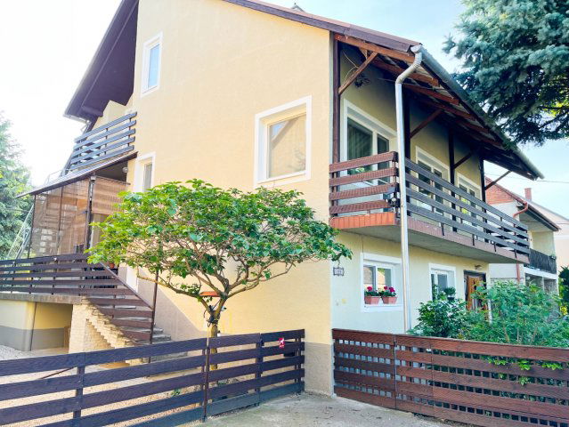 Eladó családi ház, Győrött, Sugár úton 107.9 M Ft, 8 szobás