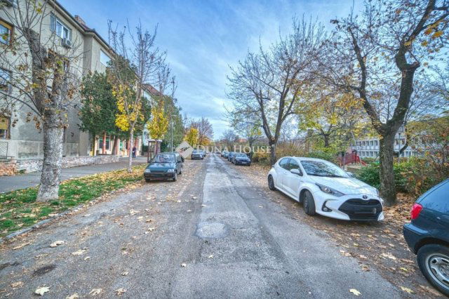 Eladó téglalakás, Pécsett 64.9 M Ft, 4 szobás