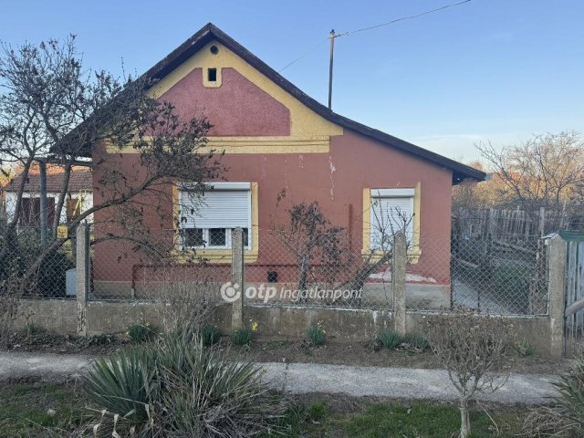 Eladó családi ház, Tiszafüreden 17 M Ft, 2 szobás