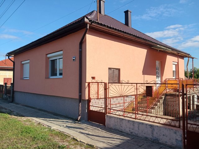 Eladó családi ház, Lajoskomáromban 61.9 M Ft, 2+1 szobás