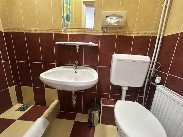 Eladó hotel, Fonyódon 400 M Ft, 16 szobás / költözzbe.hu