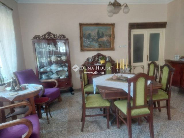 Eladó családi ház, Tahitótfalun 609.6 M Ft, 7 szobás