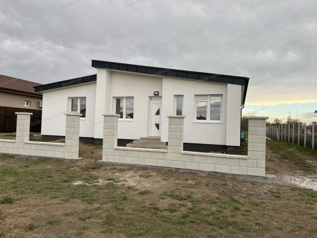 Eladó családi ház, Siófokon 90 M Ft, 4 szobás