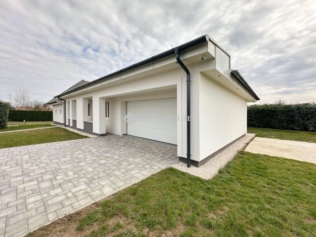 Eladó családi ház, Pécsett 235 M Ft, 5 szobás