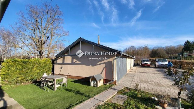 Eladó családi ház, Baracskán 127 M Ft, 8 szobás