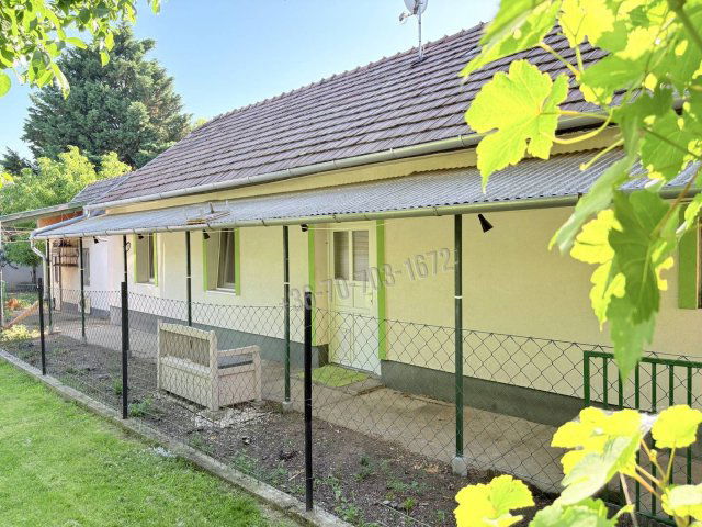 Eladó családi ház, Dunakeszin 61.9 M Ft, 2 szobás