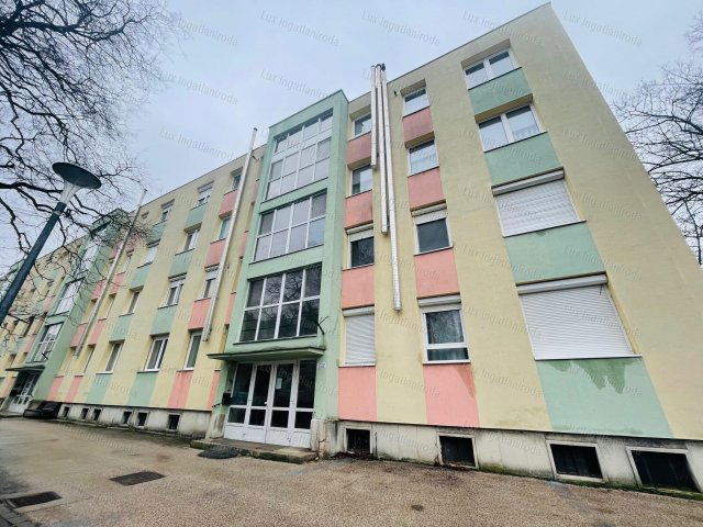 Eladó téglalakás, Komáromban 29.99 M Ft, 1 szobás