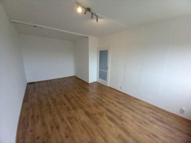 Kiadó panellakás, albérlet, Szolnokon 110 E Ft / hó, 1 szobás